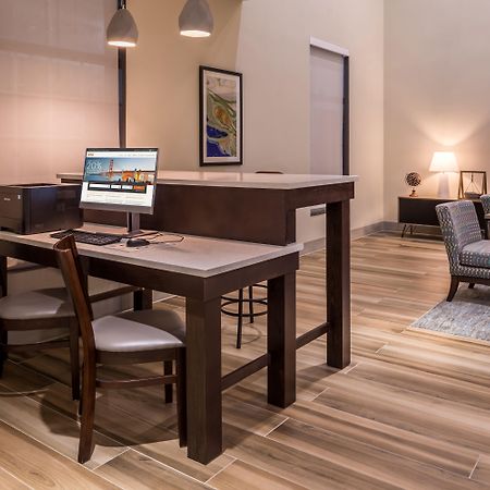 Holiday Inn And Suites Addison By Ihg Екстериор снимка