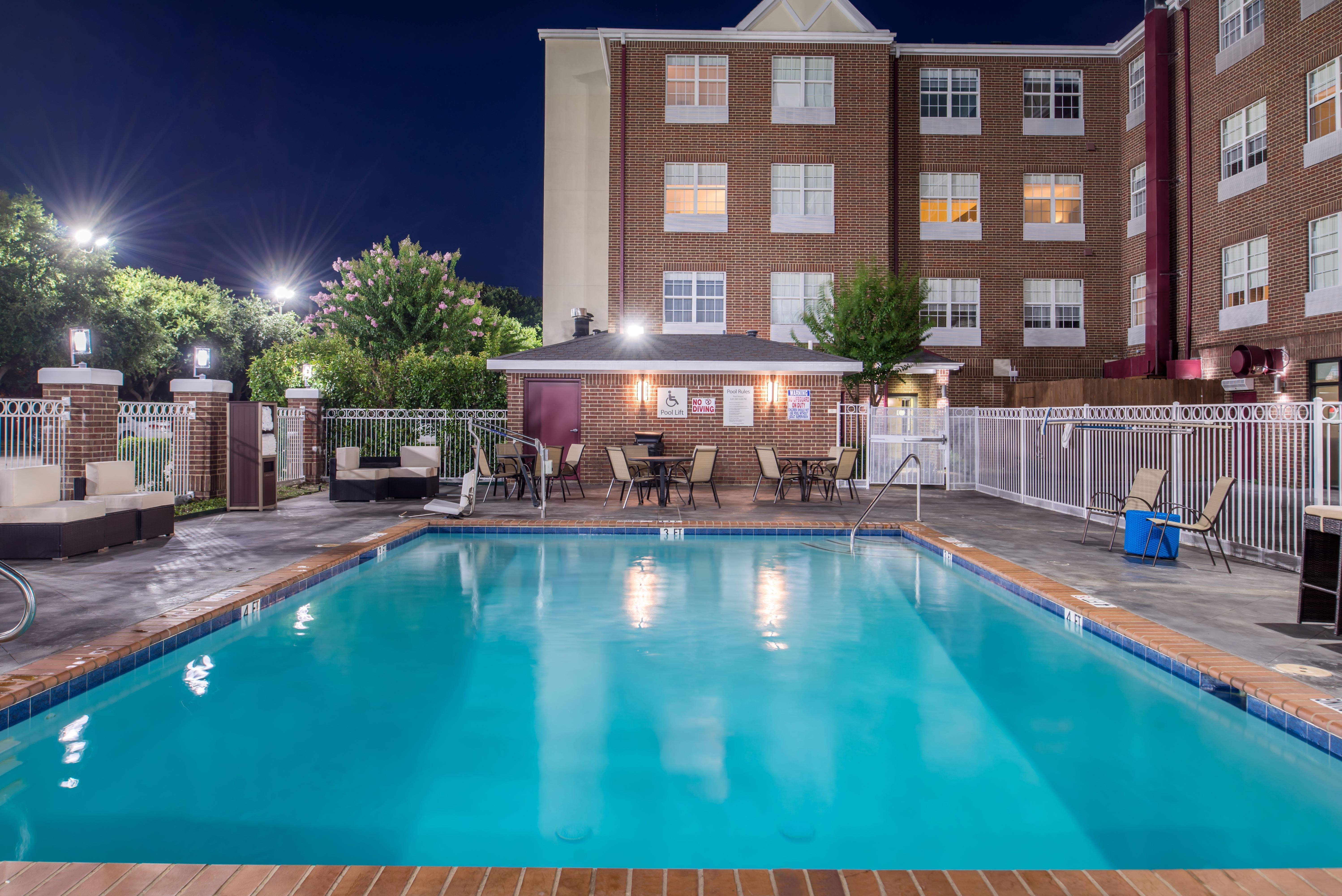 Holiday Inn And Suites Addison By Ihg Екстериор снимка
