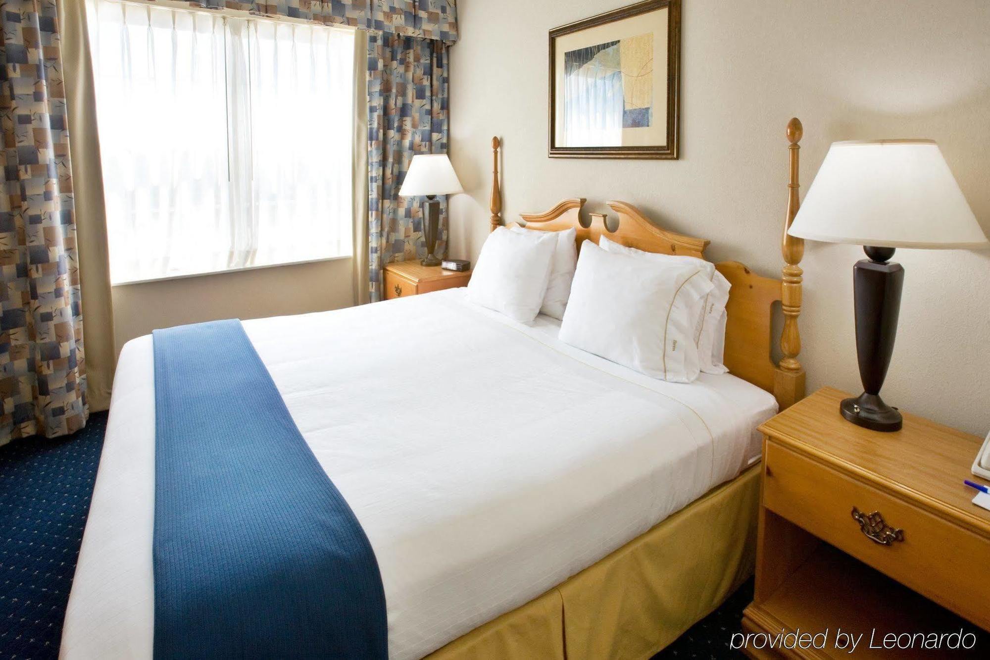 Holiday Inn And Suites Addison, An Ihg Hotel Стая снимка